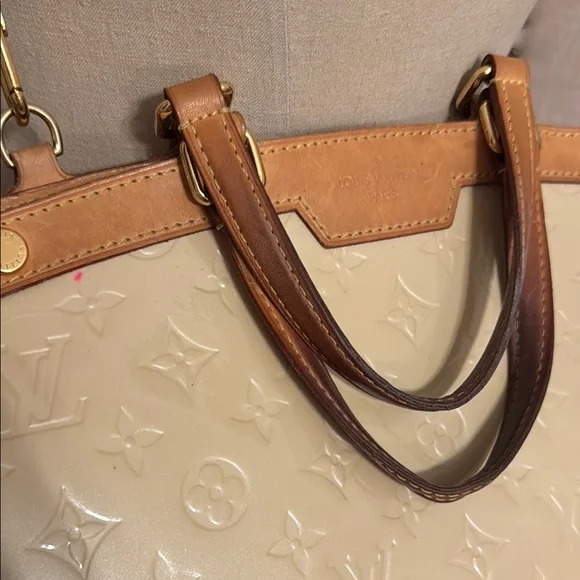 AUTHENTIC- Louis Vuitton Brea MM in Blanc Corail Vernis - Picture 3 of 15